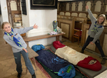 "Eine besondere Nacht in der Kürbitzer Kirche" - 2 Kinder in Pfadfinder Kluft präsentieren ihr Nachtquartier in der Kürbitzer Kirche