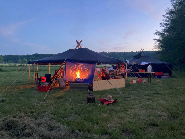 Flagge mit Lagerfeuer