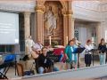 Musiker der Gottesdienstband des Allianz Musik Gottesdienst im Altarraum der St. Georg Kirche Sch&ouml;neck