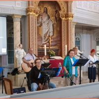 Musiker der Gottesdienstband des Allianz Musik Gottesdienst im Altarraum der St. Georg Kirche Sch&ouml;neck