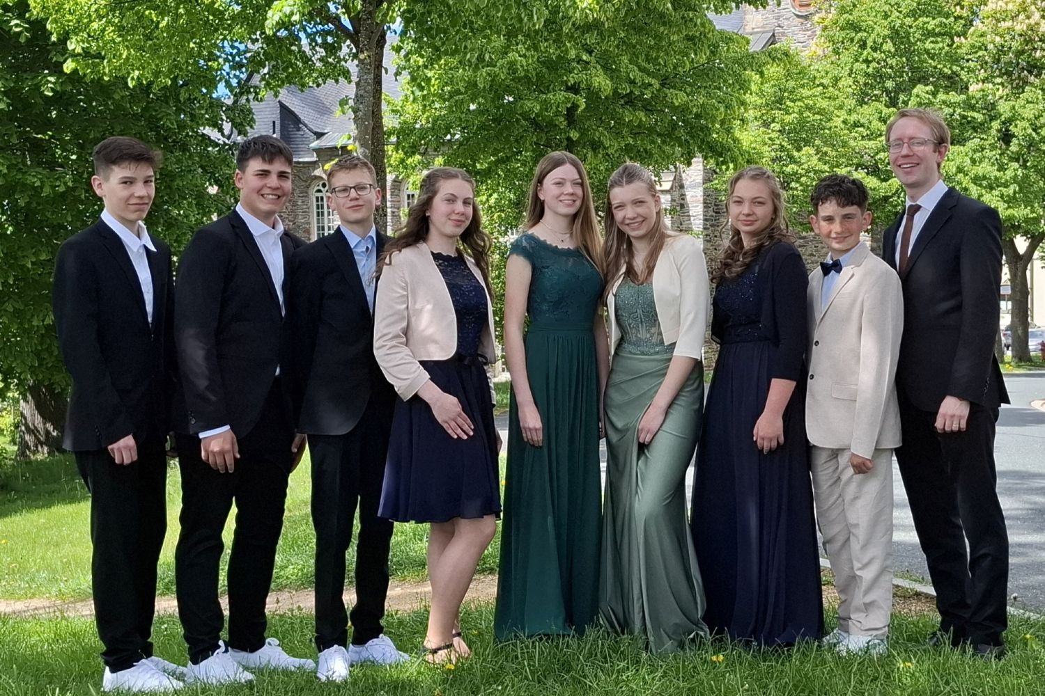 11. Mai 2025 Konfirmation Schöneck - Konfirmanden und Pfarrer vor der St. Gerog Kirche Schöneck