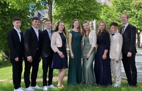 11. Mai 2025 Konfirmation Schöneck - Konfirmanden und Pfarrer vor der St. Gerog Kirche Schöneck