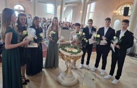 11. Mai 2025 Konfirmation Schöneck - Konfirmanden nach Einsegnung im Altarraum