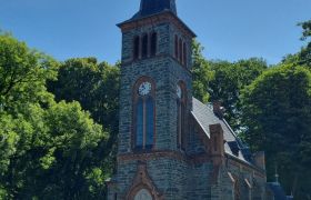 kirche droda   am tag