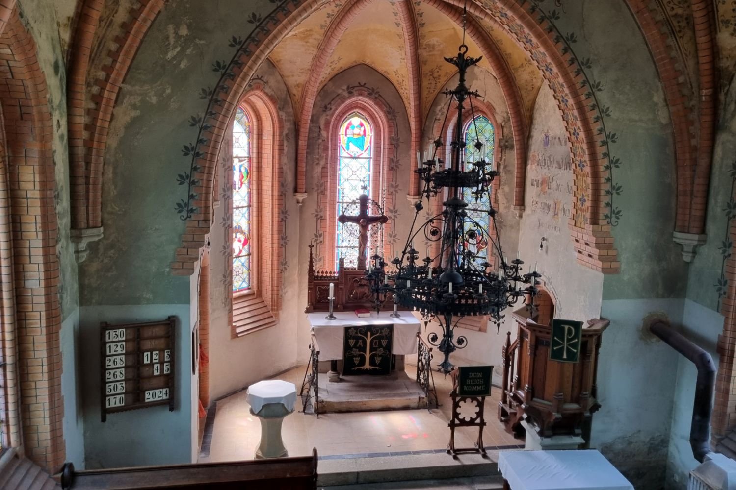 kirche droda   leuchter und altar