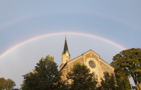 2023 09 kircheschoeneck regenbogen