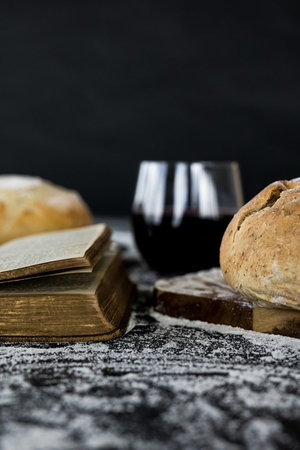 Brot und Wein neben einer offenen Bibel