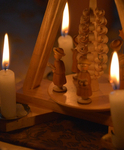 Kerzen einer Holzpyramide mit Sänger-Figuren - Adventsliedersingen im Kerzenschein am 9.12.2023 in Tirpersdorf