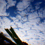 weisse Wolken vor blauem Himmel spiegeln sich im Wasser  - Glaubenskurs 25.10.2023 Gemeindehaus Kürbitz