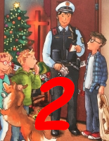 Adventskalender-Hörbuch für Kinder und Familiene - Polizist in Uniform steht mit drei Kindenr und einem Hund vor offener Tür, Christbaum und Kreuz sind im Hintergrund