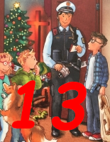 Adventskalender-Hörbuch für Kinder und Familiene - Polizist in Uniform steht mit drei Kindenr und einem Hund vor offener Tür, Christbaum und Kreuz sind im Hintergrund