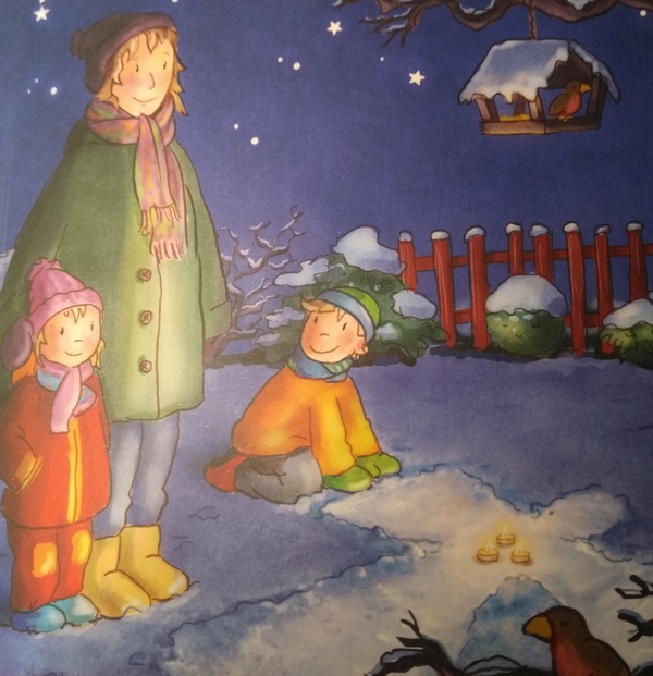 Adventskalender Kindergeschichte - Mama mit zwei Kindern steht vor schneiten Baum mit Vogelhaus