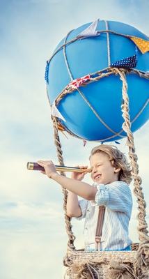 Kind mit Fernrohr im Ballon