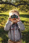 "Wir suchen Dich" - im Kindergottesdienst " Kind schaut durch Fernglas