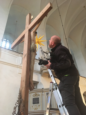 Das Kruzifix der Salvator Kirche Kürbitz wird zur Reparatur abgebaut