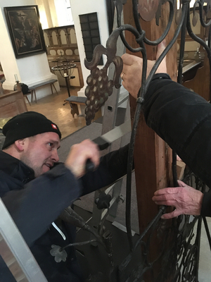 Das Kruzifix der Salvator Kirche Kürbitz wird zur Reparatur abgebaut