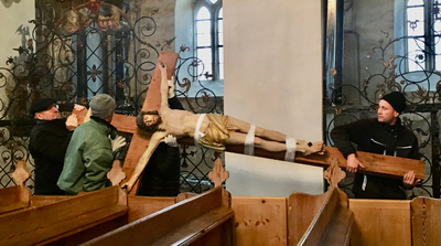 Das Kruzifix der Salvator Kirche Kürbitz wird zur Reparatur abgebaut