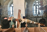 Das Kruzifix der Salvator Kirche Kürbitz wird zur Reparatur abgebaut