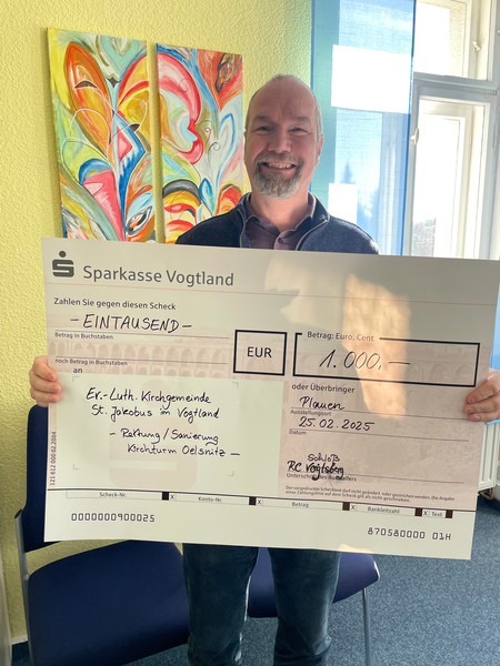 Christoph Apitz, unser Kirchenvorstandsvorsitzender, nahm mit großer Freude und Dankbarkeit den symbolischen Scheck des Rotary Club Vogtland am 25. Februar entgegen.