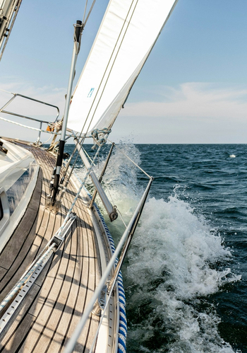 Ein Schiff, das sich Gemeinde nennt (Segelboot auf offenen Meer)