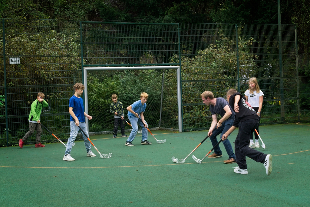 Klostermühle - engagierte Konfirmanden und Pfarrer beim Hockey