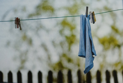Wäscheleine mit einigen Klammern und einem einzelnen aufgehängten Putzlappen