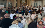 Gospel zu Pfingsten - Zuschauer und Gospelchor in der St. Georg Kirche in Schöneck