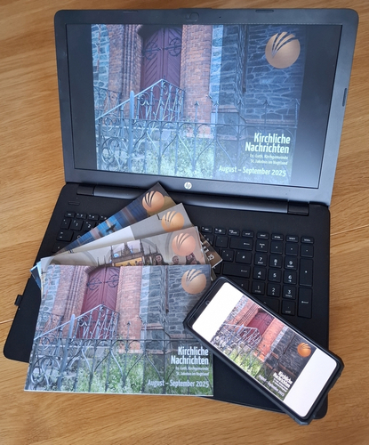 Kirchennachrichten digital abonnieren  (Kirchennachrichten in gedruckter Form neben Laptop und Smartphone, auf welchem die Kirchennachrichten digital geöffnet sind)