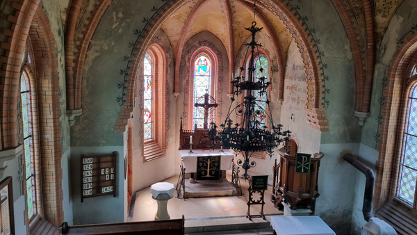 Kirche Dröda - Leuchter und Altar