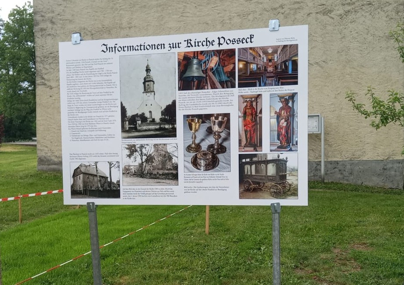 Infotafel vor der Kirche in Possek 