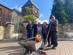 Mit Herz und Hand - Helfer des Arbeitseinsatzes vor der Kirche in Arnoldsgrün