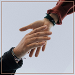 Ein hand greift eine andere Hand - Schulung zum Verhaltenskodex