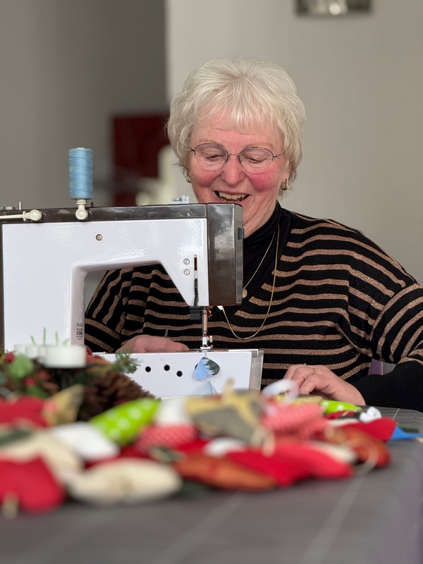 "Ein Herz für unsere Stadtkirche" - Beate Frahm an der Nähmaschine