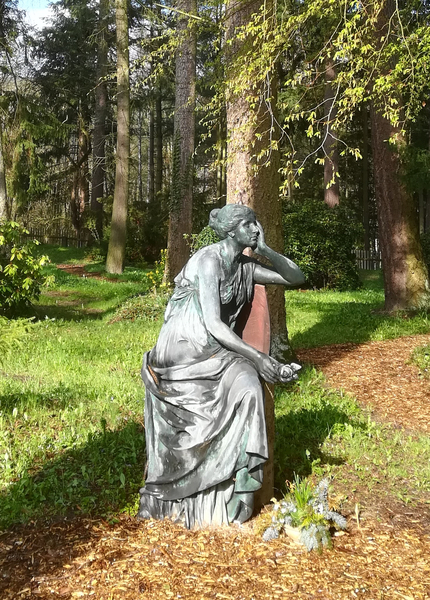 Statue im Friedhofwald