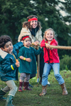 Kinder und eine Frau zieen an einem Seil "Ferientage f&uuml;r Kinder"