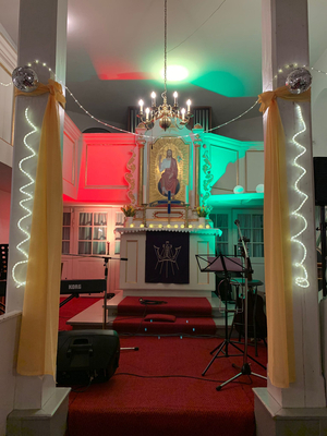 Kirche Tirpersdorf - geschmückt für Lobpreisabend