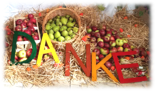 Erntedank 2025 (Holzbuchstaben "DANKE" liegen vor Erntedank-Gaben)